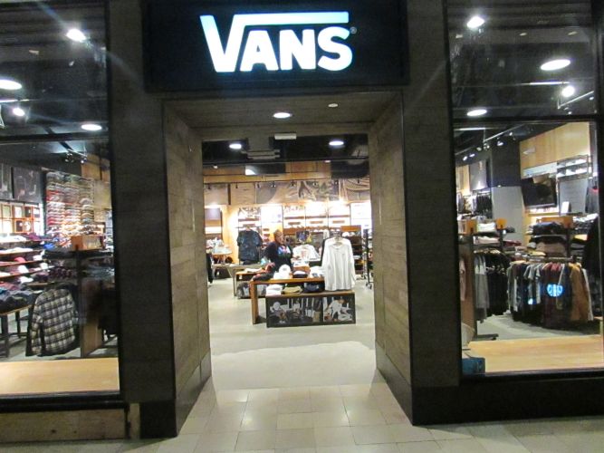 vans store woodland mall